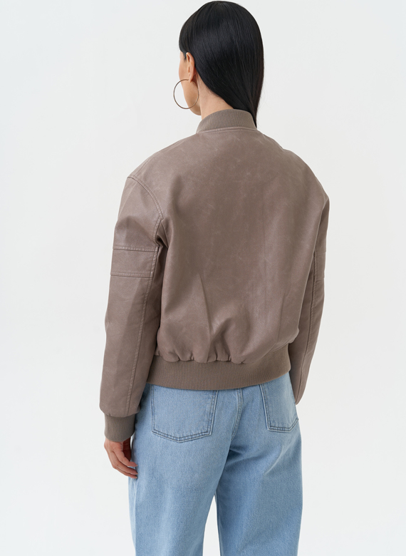 Куртка бомбер из эко кожи бежевого цвета