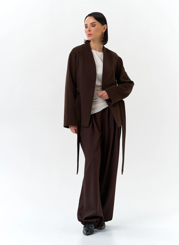 Женское укороченное пальто с поясом