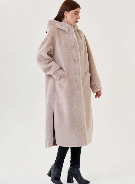 Длинное пальто из эко меха