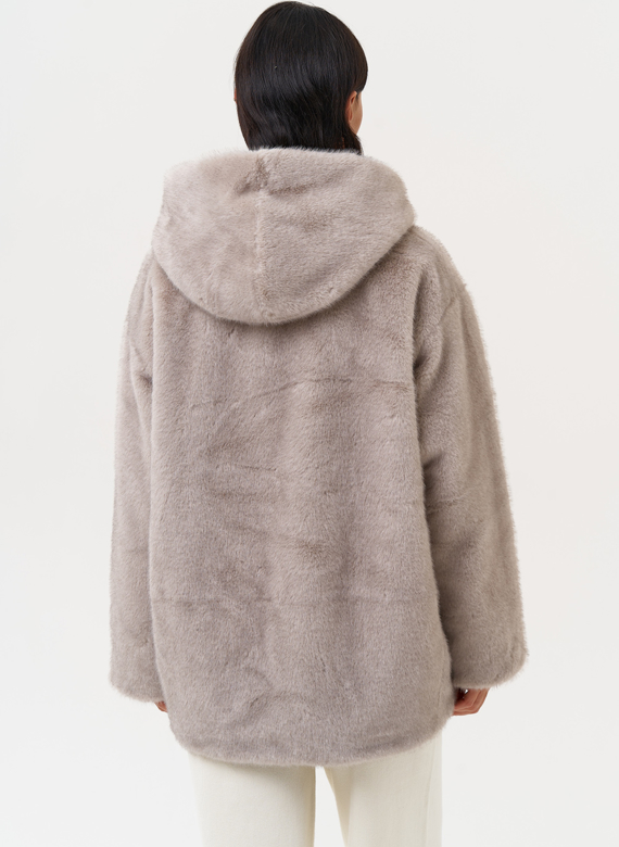 Женская куртка из эко меха с капюшоном