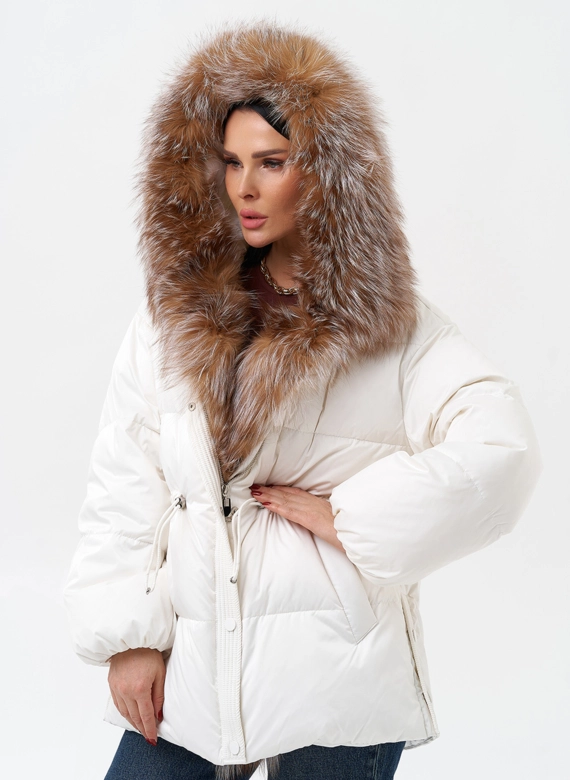 Женский пуховик с отделкой из меха лисы фото