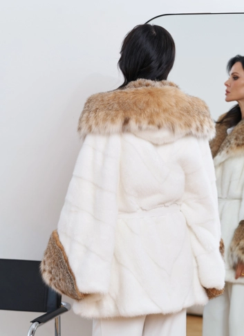 Женская белая шуба из меха норки с отделкой из меха рыси фото
