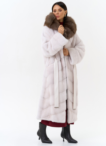 Белая шуба из меха норки с капюшоном из меха куницы
