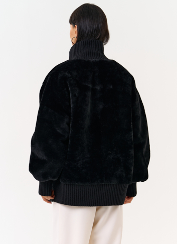 Женский бомбер из овчины черного цвета