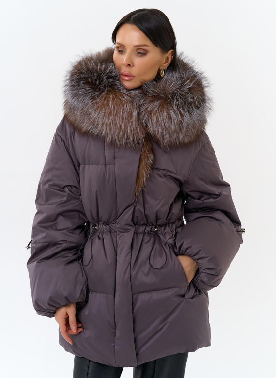 Женский пуховик с капюшоном из меха блюфрост