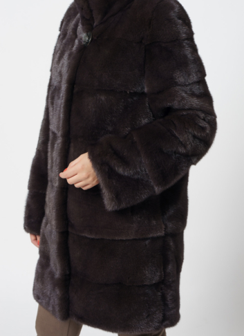 Норковая шуба с воротником стойкой коричневого цвета Норковая шуба с воротником стойкой коричневого цвета