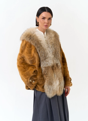 Шуба из норки с отделкой из меха койота фото