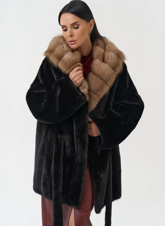 Норковая шуба с капюшоном из меха куницы