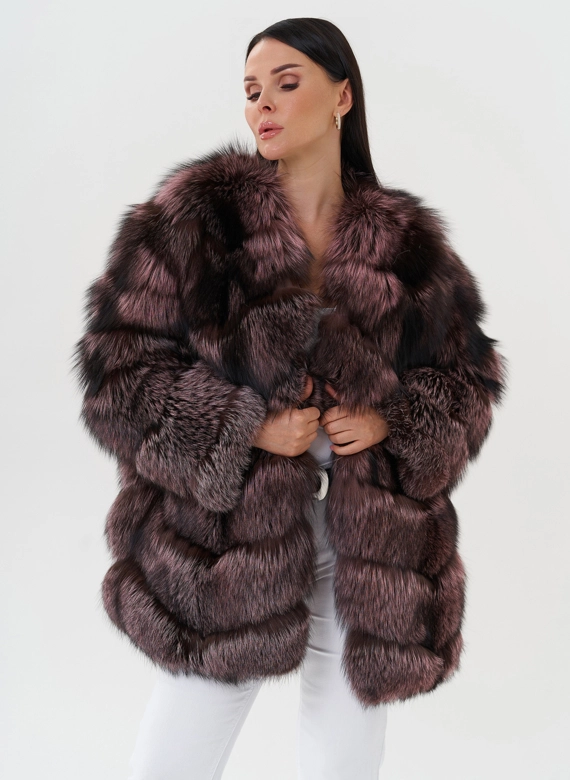 Женская шуба из меха чернобурки розового цвета