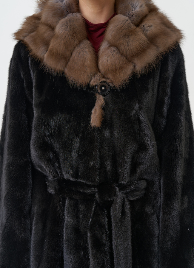 Норковая шуба с капюшоном из меха куницы модель № 30480 универмаг малина