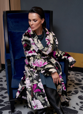 Пальто из эко меха с цветочным принтом