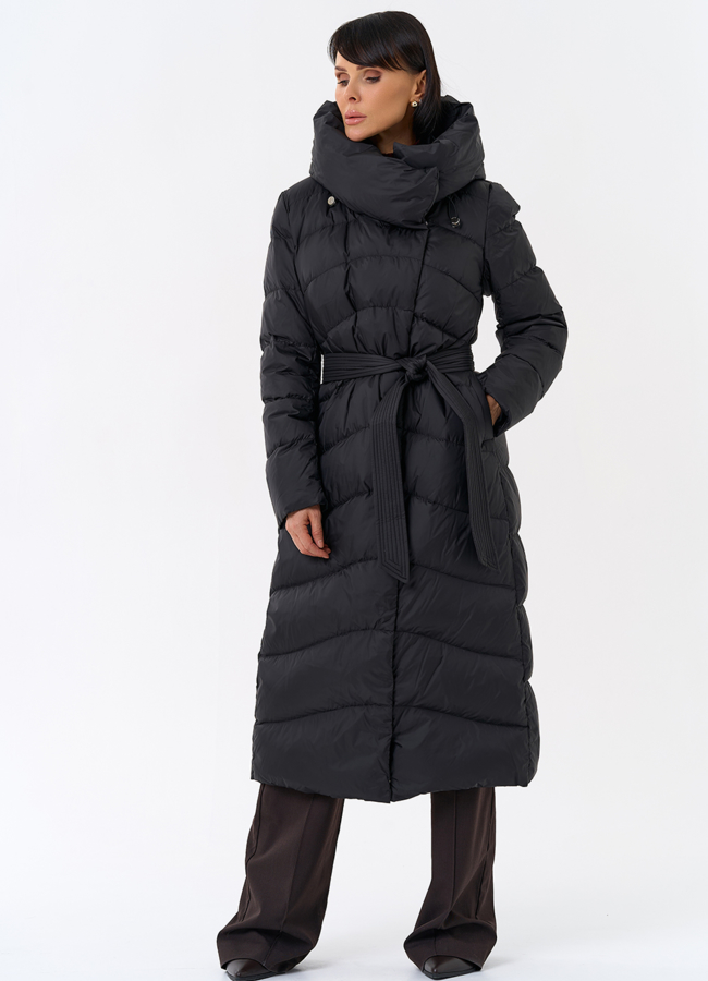 Женский длинный пуховик черного цвета с капюшоном модель № 31968 меха малина