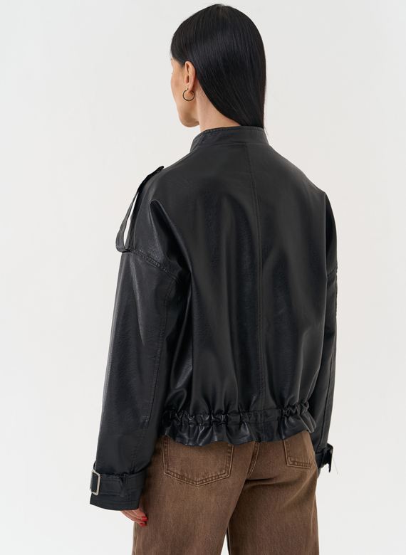 Женская куртка из эко кожи черного цвета