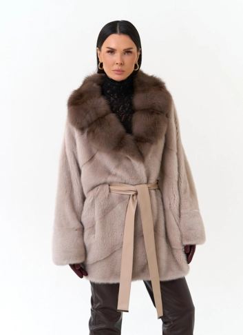 Женская шуба из меха норки с воротником из меха куницы фото